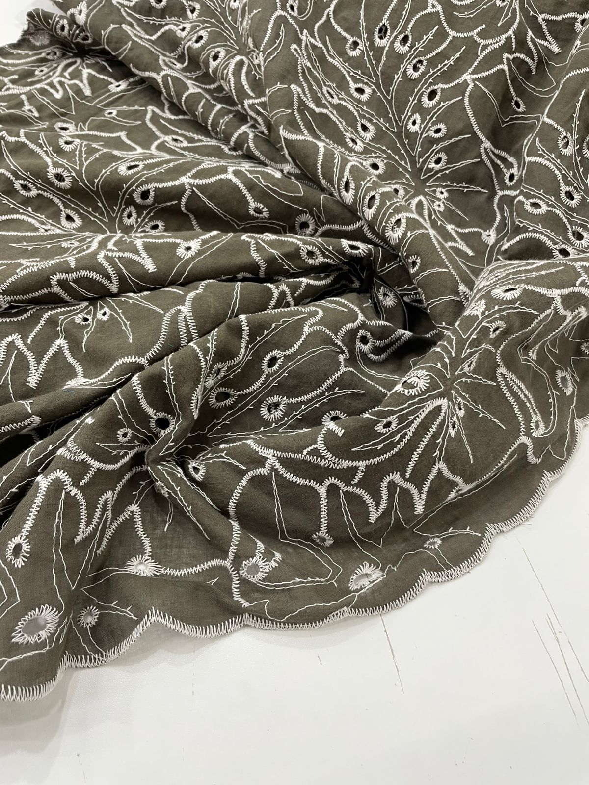 Broderi Laise Bordado Folhas Verde Militar