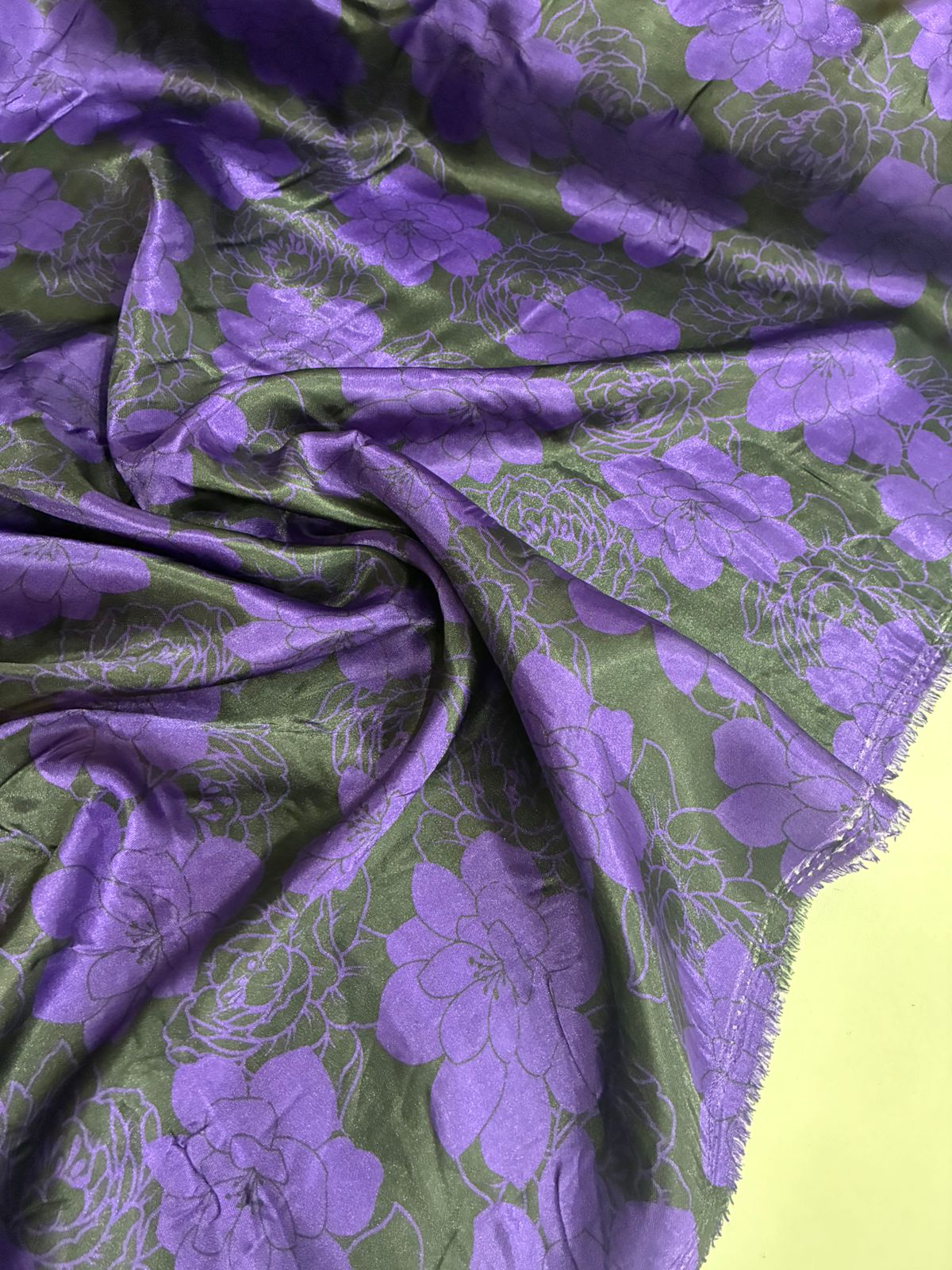 Cetim Estampado Floral Roxo Fundo Preto 02