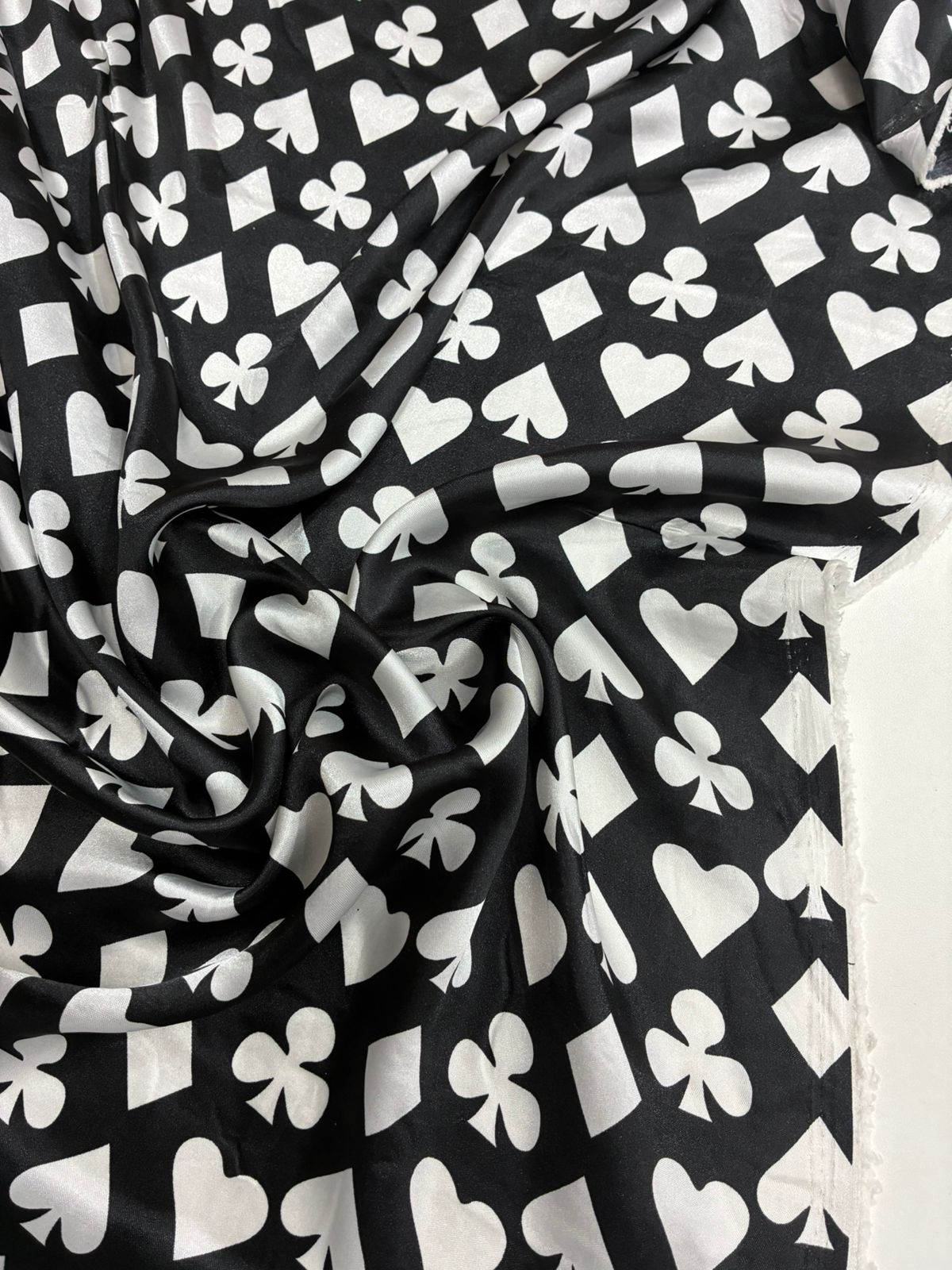 Cetim Estampado Naipes Brancos Fundo Preto