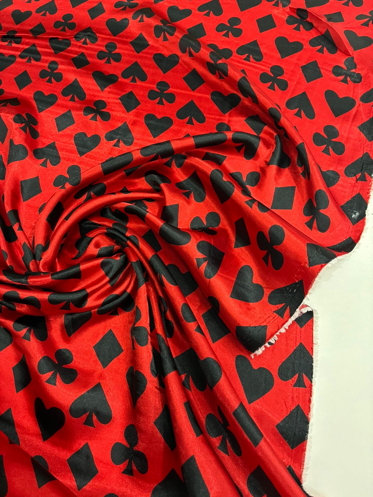 Cetim Estampado Naipes Preto Fundo Vermelho