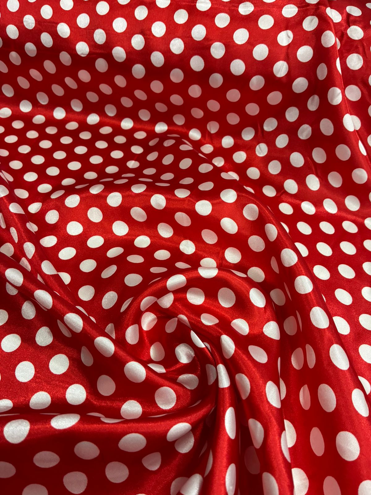 Cetim Estampado Poá Branco M Fundo Vermelho
