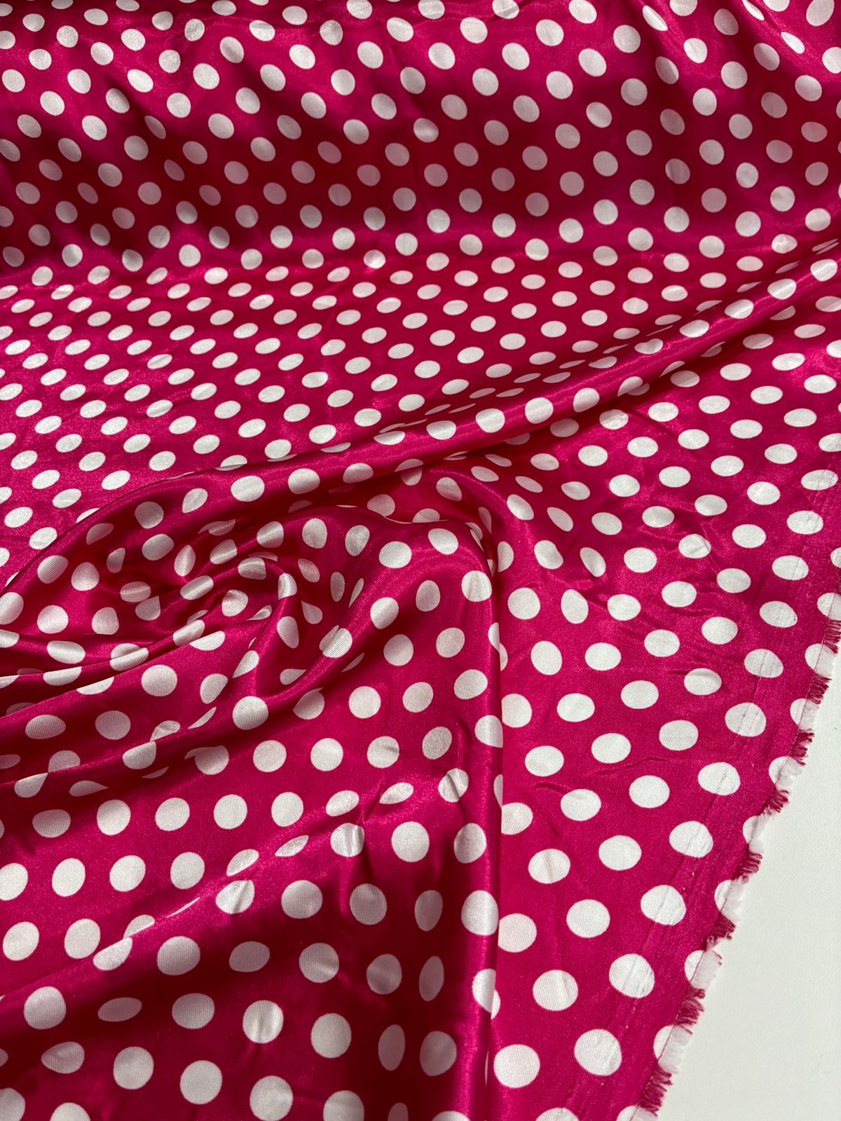 Cetim Estampado Poá M branco fundo rosa