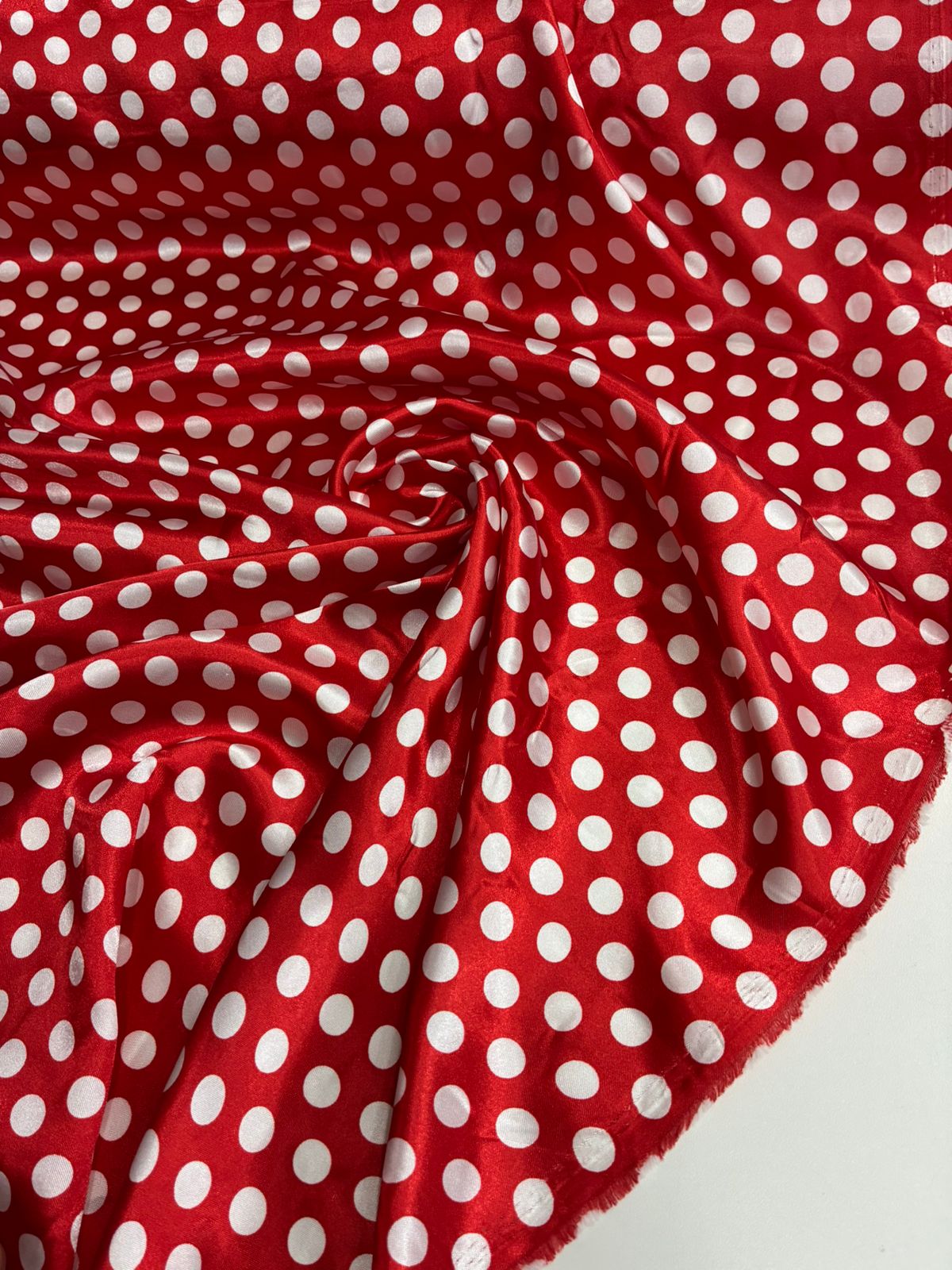 Cetim Estampado Poá M branco fundo vermelho 