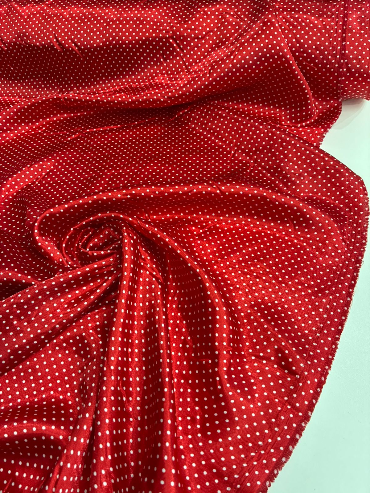 Cetim Estampado Poá PP branco fundo vermelho
