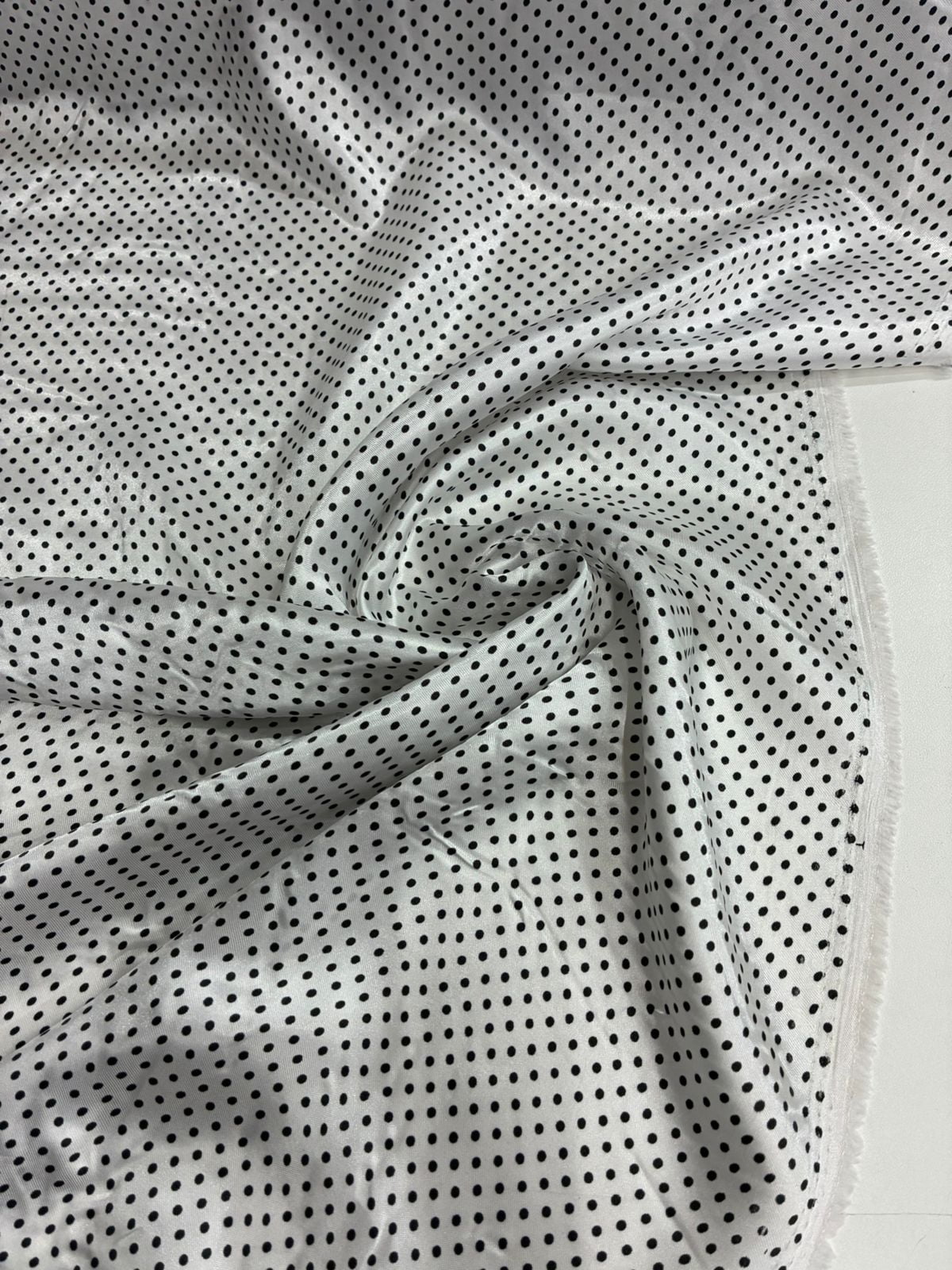 Cetim Estampado Poá Preto PP Fundo Branco