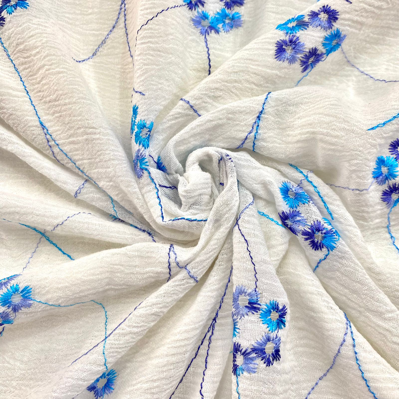 Crepe de Algodão Bordado | Branco com Flores Delicadas Azuis