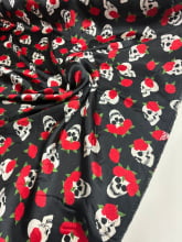 Cetim Estampado Caveiras e Rosas Vermelhas Fundo Preto 