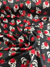 Cetim Estampado Caveiras e Rosas Vermelhas Fundo Preto 