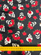 Cetim Estampado Caveiras e Rosas Vermelhas Fundo Preto 