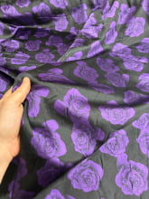 Cetim Estampado Flores Roxas fundo Preto 01