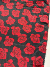 Cetim Estampado Flores Vermelhas fundo Preto 01