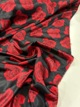 Cetim Estampado Flores Vermelhas fundo Preto 01