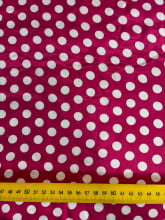 Cetim Estampado Poá M branco fundo rosa