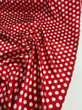 Cetim Estampado Poá M branco fundo vermelho 