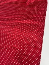 Cetim Estampado Poá PP branco fundo vermelho