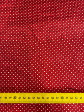Cetim Estampado Poá PP branco fundo vermelho