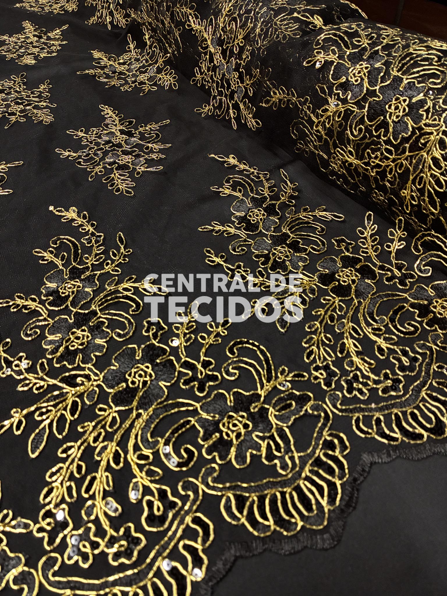 Tule Bordado Metálico Soho Preto com Dourado 252